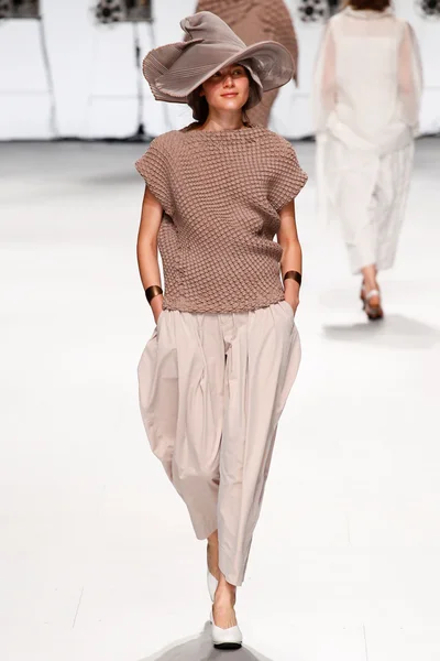 Look 11